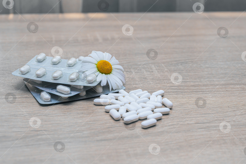 Скачать Таблетки, медикаменты, обезболивающие на деревянном столе фотосток Ozero