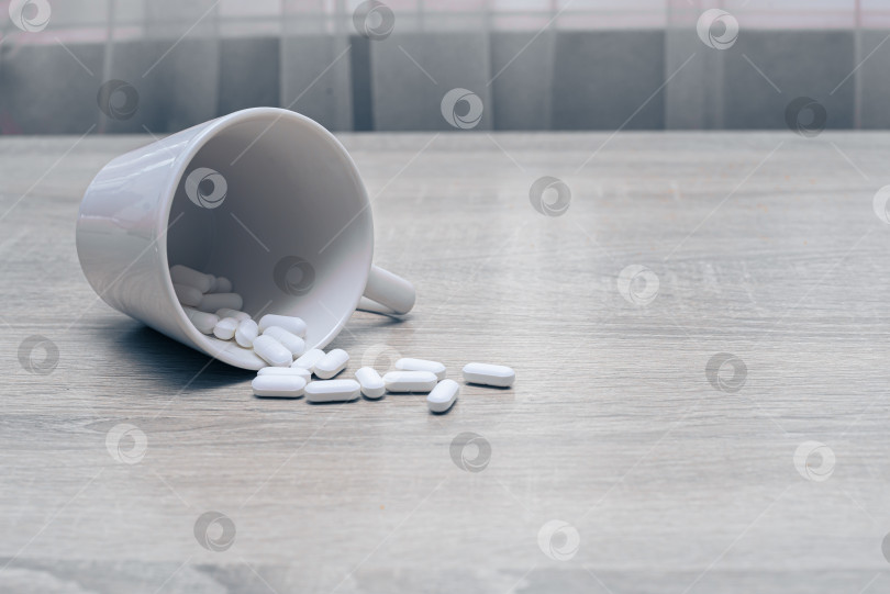 Скачать Таблетки, медикаменты, обезболивающие на деревянном столе фотосток Ozero