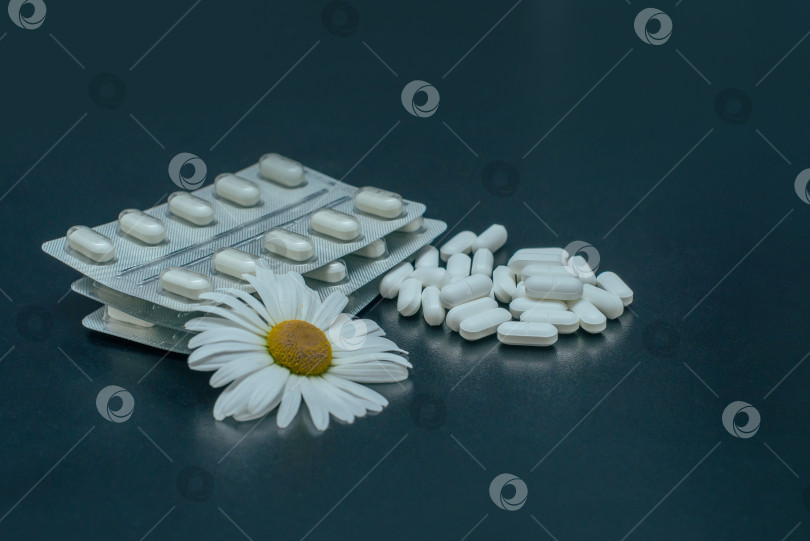 Скачать Цветок и таблетки на темном фоне фотосток Ozero