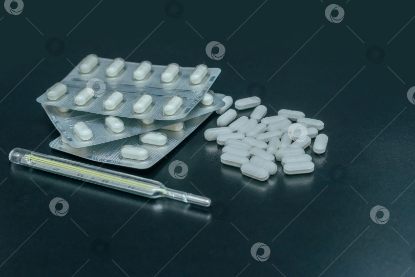 Скачать Медикаменты, таблетки и термометр фотосток Ozero