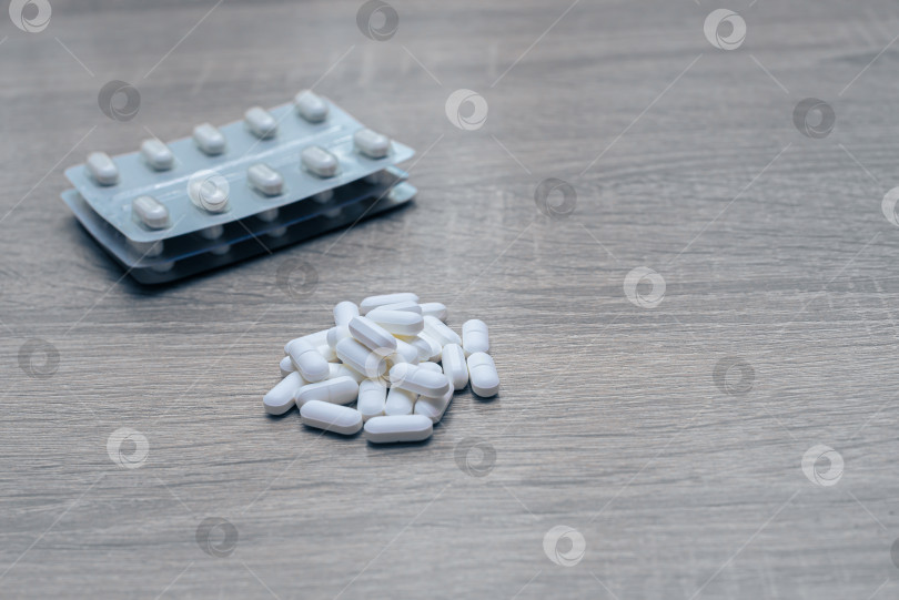 Скачать Таблетки, медикаменты, обезболивающие на деревянном столе фотосток Ozero