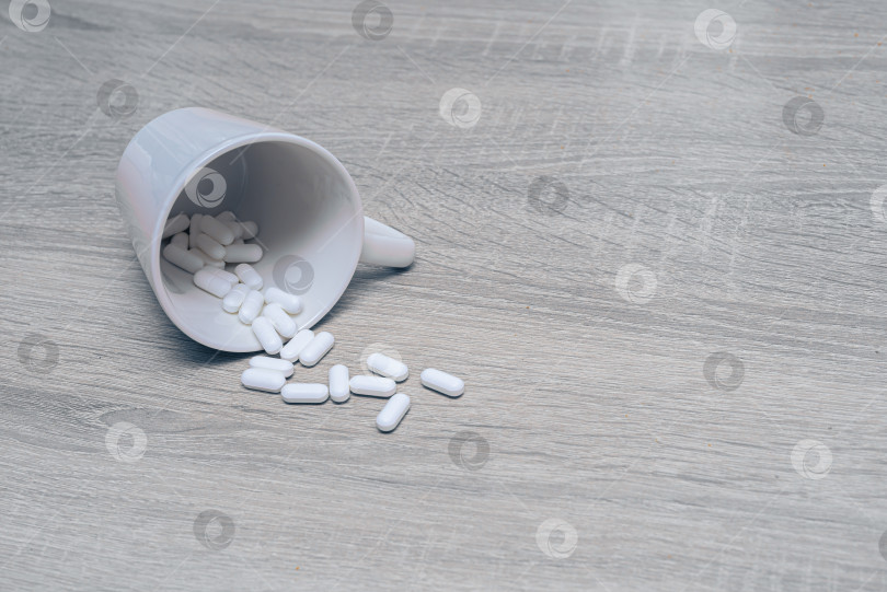 Скачать Таблетки, медикаменты, обезболивающие на деревянном столе фотосток Ozero