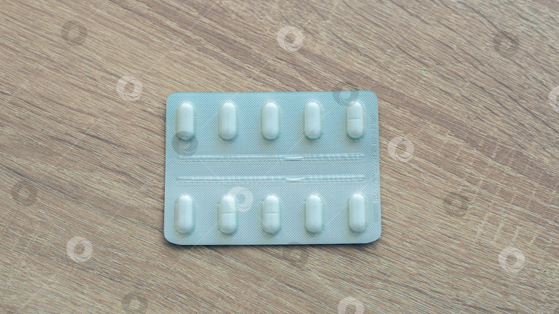 Скачать Таблетки, медикаменты, обезболивающие на деревянном столе фотосток Ozero