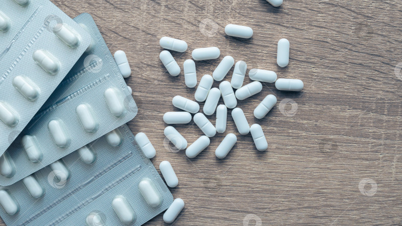 Скачать Лекарственные препараты, таблетки  на деревянном столе фотосток Ozero