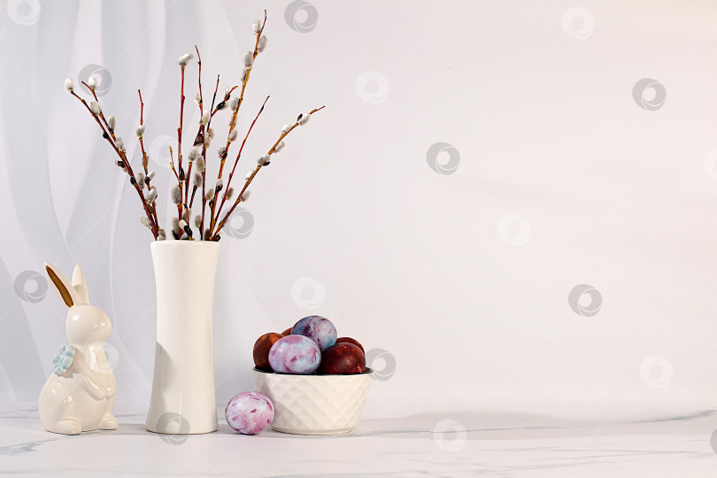 Скачать Концепция празднования Пасхи, крашеные яйца, фигурки пасхальных кроликов и веточки вербы в вазе на фоне элегантной кухни, идеи пасхальных блюд для домашней кухни, шаблон дизайна фотосток Ozero