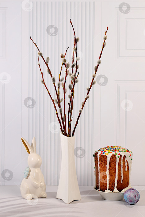 Скачать Традиционный пасхальный кулич, фигурки пасхальных кроликов и веточки вербы в вазе на фоне элегантной кухни, концепция празднования Пасхи, идеи пасхальных блюд для домашней кухни, шаблон дизайна фотосток Ozero