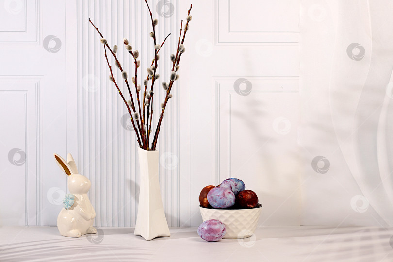 Скачать Концепция празднования Пасхи, крашеные яйца, фигурки пасхальных кроликов и веточки вербы в вазе на фоне элегантной кухни, идеи пасхальных блюд для домашней кухни, шаблон дизайна фотосток Ozero