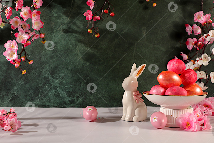 Скачать Красивый пасхальный баннер с украшенными перепелиными яйцами, ветками сакуры и вишни, весенними бабочками и перьями. Концепция "Счастливой Пасхи". Абстрактная весенняя пасхальная композиция с пространством для текста фотосток Ozero