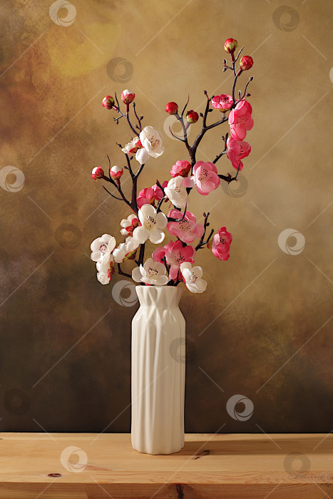 Скачать Абстрактная весенняя цветочная композиция с розовыми ветками сакуры в вазе, элегантный солнечный красочный баннер и шаблон для вашей творческой работы, оформления витрины или концепции весенней красоты фотосток Ozero