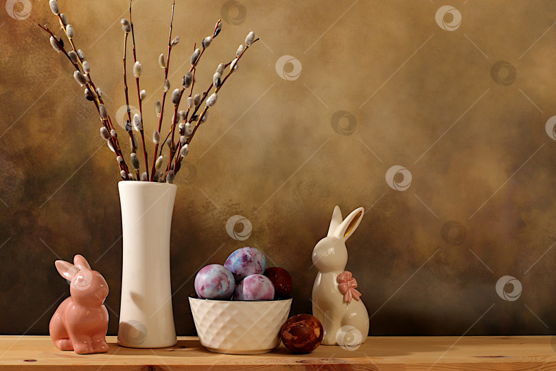 Скачать Концепция празднования Пасхи, крашеные яйца, фигурки пасхальных кроликов и веточки вербы в вазе на фоне элегантной кухни, идеи пасхальных блюд для домашней кухни, шаблон дизайна фотосток Ozero