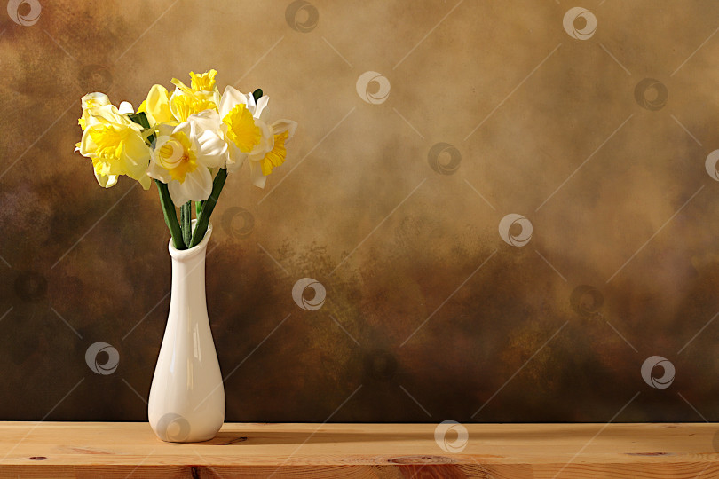 Скачать Абстрактная весенняя цветочная композиция, натюрморт с красивыми цветущими нарциссами и баннер с местом для текста. Открытка ко Дню матери, Международному женскому дню, дням рождения, свадьбам, фотосток Ozero