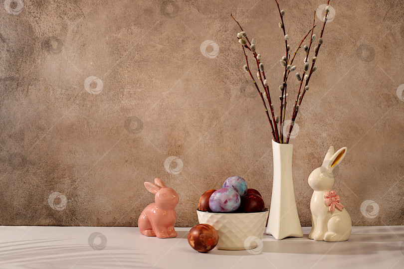 Скачать Концепция празднования Пасхи, крашеные яйца, фигурки пасхальных кроликов и веточки вербы в вазе на фоне элегантной кухни, идеи пасхальных блюд для домашней кухни, шаблон дизайна фотосток Ozero