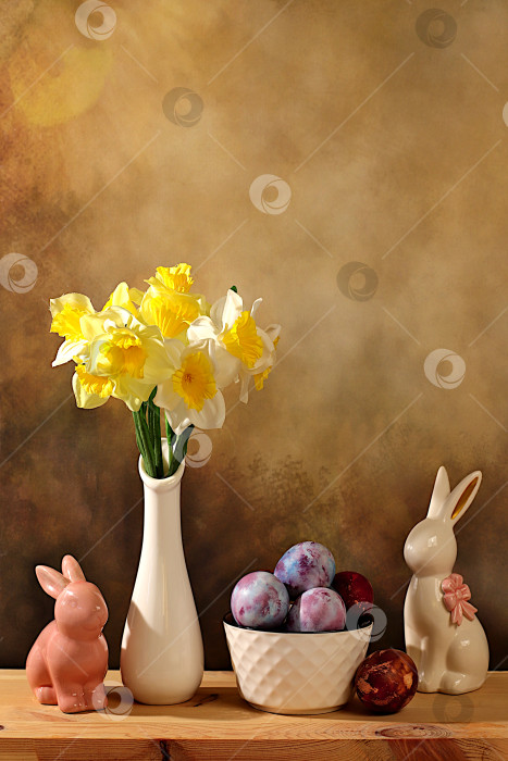 Скачать Концепция празднования Пасхи, крашеные яйца, фигурки пасхальных кроликов и весенние нарциссы в вазе, элегантный фон для кухни, идеи пасхальных блюд для домашней кухни, шаблон дизайна с пространством для текста фотосток Ozero