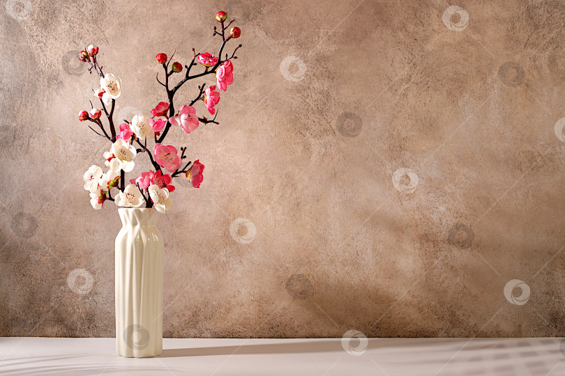 Скачать Абстрактная весенняя цветочная композиция с розовыми ветками сакуры в вазе, элегантный солнечный красочный баннер и шаблон для вашей творческой работы, оформления витрины или концепции весенней красоты, фотосток Ozero