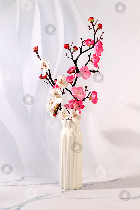 Скачать Элегантный солнечный красочный баннер с розовыми цветущими ветками сакуры в вазе, абстрактная весенняя цветочная композиция и шаблон для вашего творчества, демонстрационный стол и весенняя концепция, фотосток Ozero