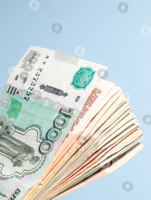 Скачать бумажные деньги номиналом в 1 и 5 тысяч российских рублей фотосток Ozero