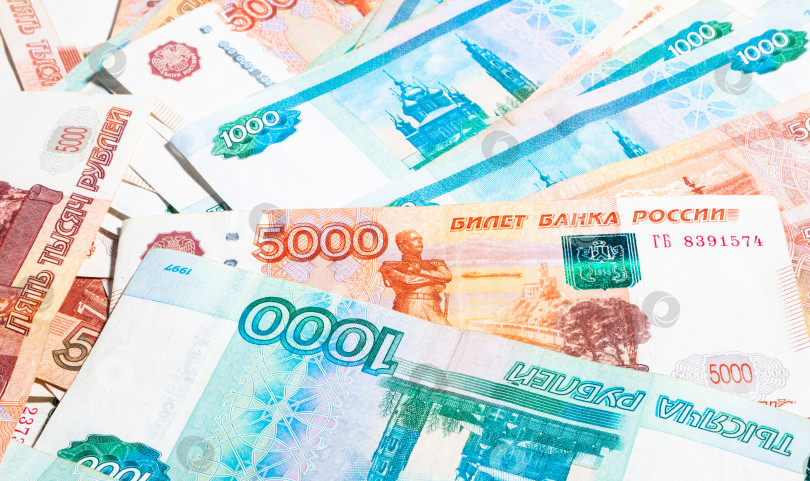 Скачать Бумажные деньги номиналом в 1 и 5 тысяч российских рублей фотосток Ozero