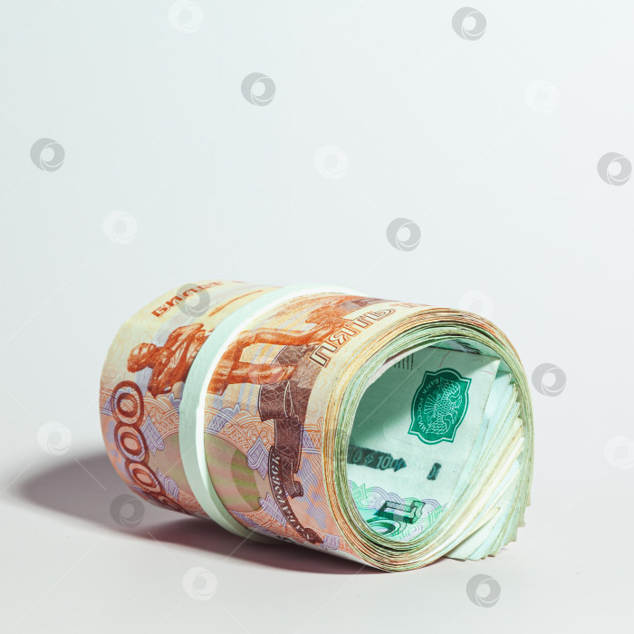 Скачать Свернутые банкноты в российских рублях. фотосток Ozero