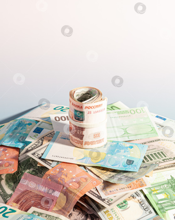 Скачать Свернутые банкноты в российских рублях. фотосток Ozero