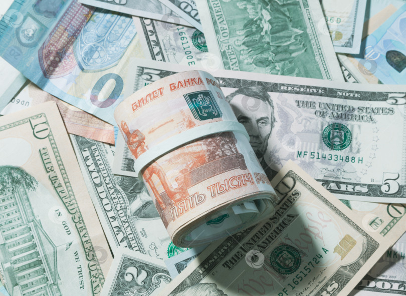 Скачать Свернутые в рулон банкноты в российских рублях. фотосток Ozero