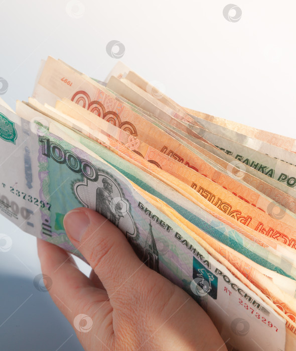 Скачать пачка банкнот достоинством в 1 и 5 тысяч российских рублей фотосток Ozero