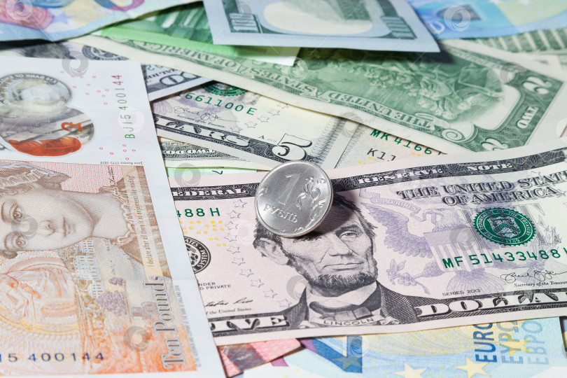 Скачать Серебряная монета номиналом в 1 российский рубль фотосток Ozero