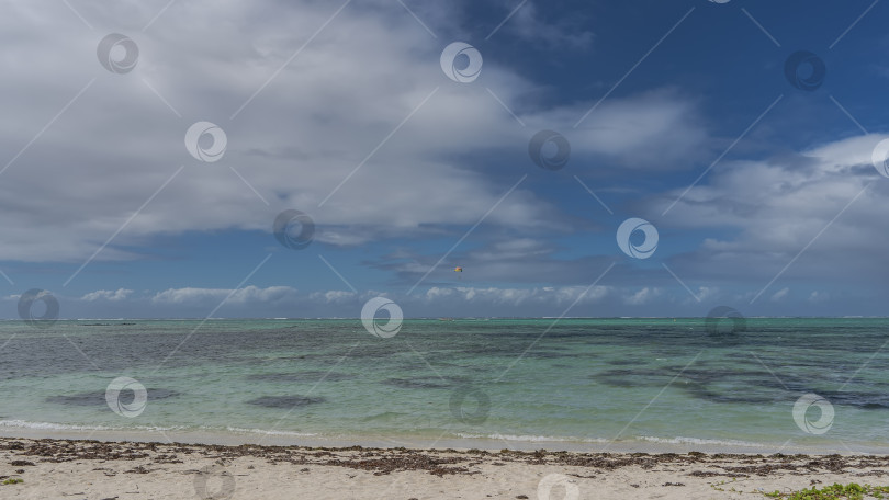 Скачать Спокойный бирюзовый океан. Вдалеке видна лодка. фотосток Ozero