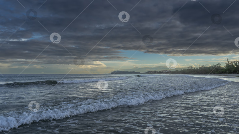 Скачать Раннее утро. Рассвет на берегу океана. Волны накатывают на берег фотосток Ozero