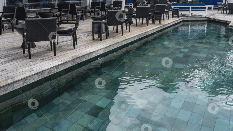 Скачать Ресторан у бассейна. Чистая бирюзовая вода. фотосток Ozero