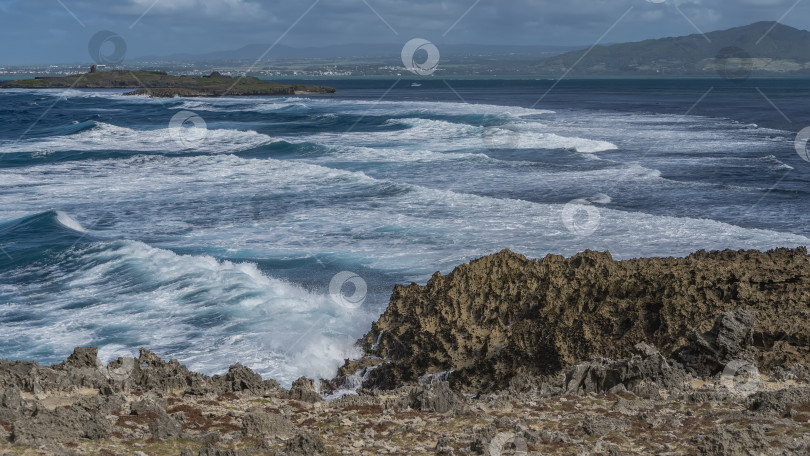 Скачать В проливе между маленькими островами бушуют волны. фотосток Ozero