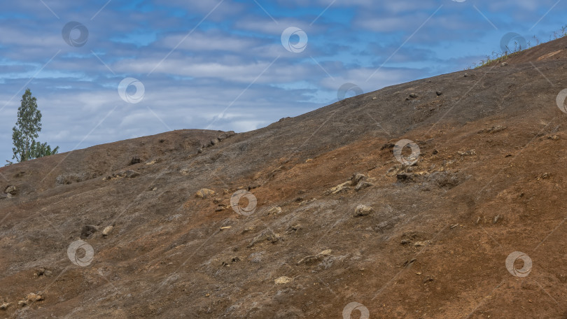 Скачать Разноцветный песчаный холм. Валуны, борозды на склоне. фотосток Ozero