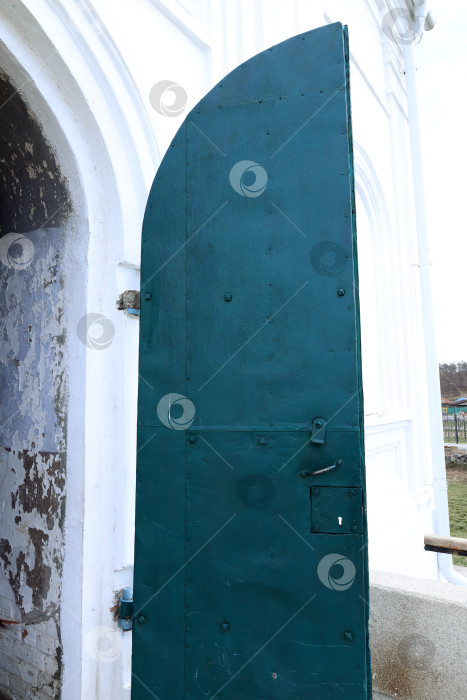 Скачать железная дверь в старую церковь, отреставрированную снаружи фотосток Ozero