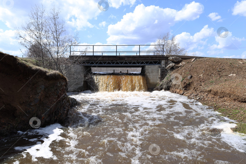 Скачать автомобильный мост через небольшой водопад на равнинной реке фотосток Ozero