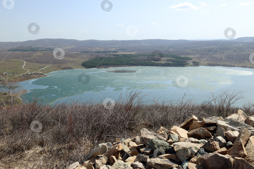 Скачать на озере тает лед. безмятежный весенний пейзаж фотосток Ozero