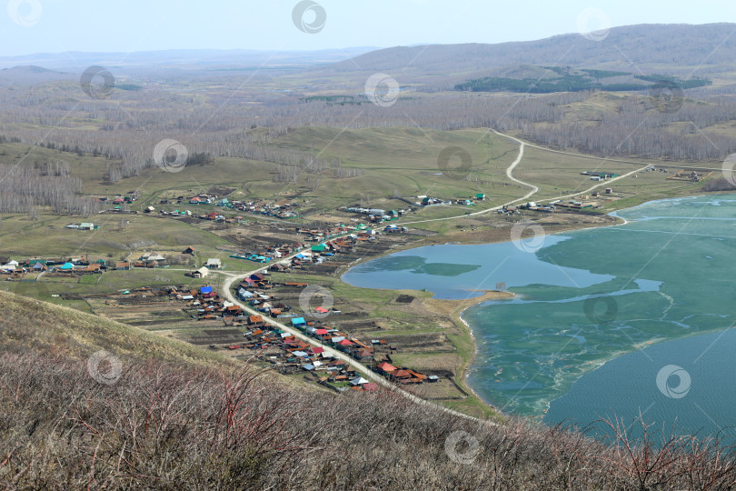 Скачать Башкирская деревня (Россия) на берегу озера с тающим льдом фотосток Ozero