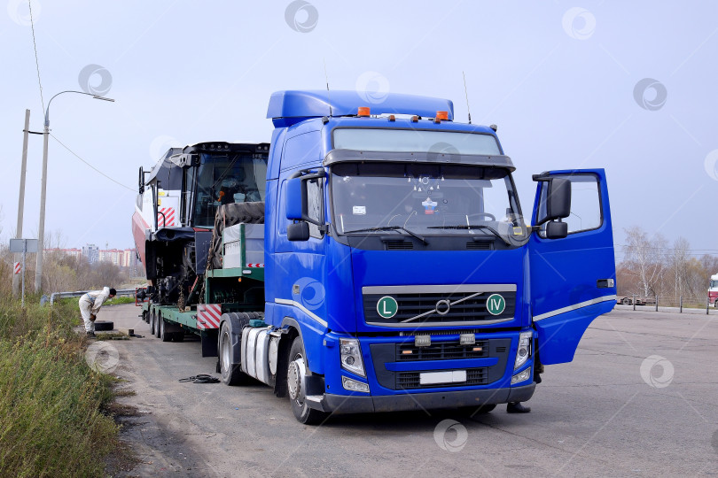 Скачать Крупногабаритные и тяжёловесные перевозки на автомобильном транспорте. Перевозка сельскохозяйственной техники. Ремонт и обслуживание автопоезда в дороге. фотосток Ozero