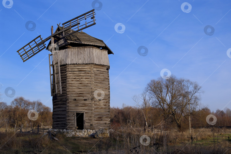 Скачать Старая мельница из деревянного бруса, собранная без каких либо дополнительных крепежных элементов. 19 век. фотосток Ozero