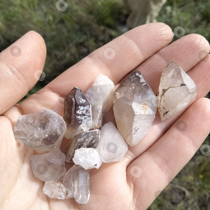 Скачать Горный хрусталь в ладони. Кристаллы горного хрусталя. фотосток Ozero