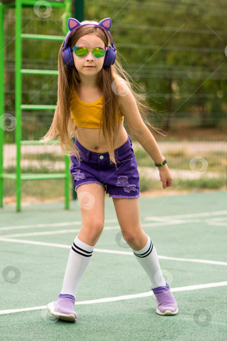 Скачать Школьница-подросток отдыхает на спортивной площадке фотосток Ozero