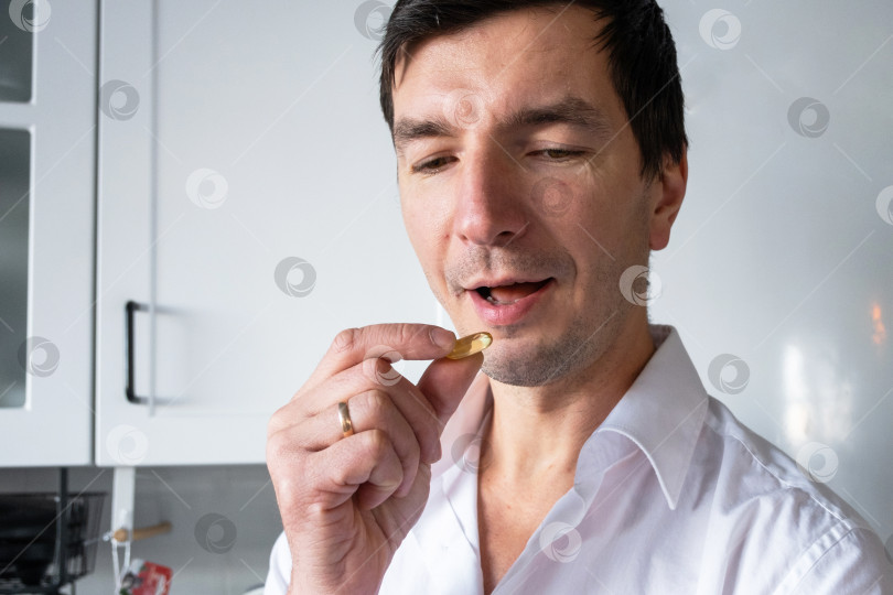 Скачать Прием добавок для повышения мужского иммунитета и энергии, витаминов для спорта, концентрации внимания, поддержки уровня тестостерона, реклама велнес-услуг, продвижение бренда для мужчин фотосток Ozero