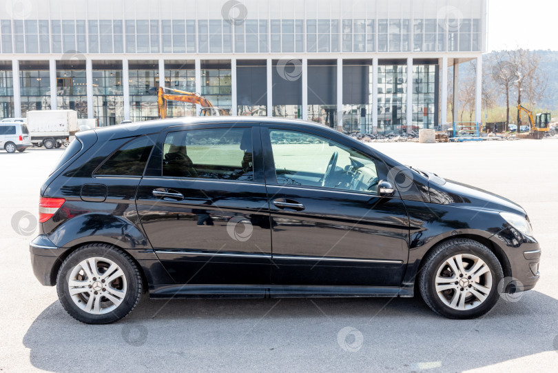 Скачать Бар, Черногория, март 2026 года, вид автомобиля Mercedes Benz b200 снаружи на парковке фотосток Ozero