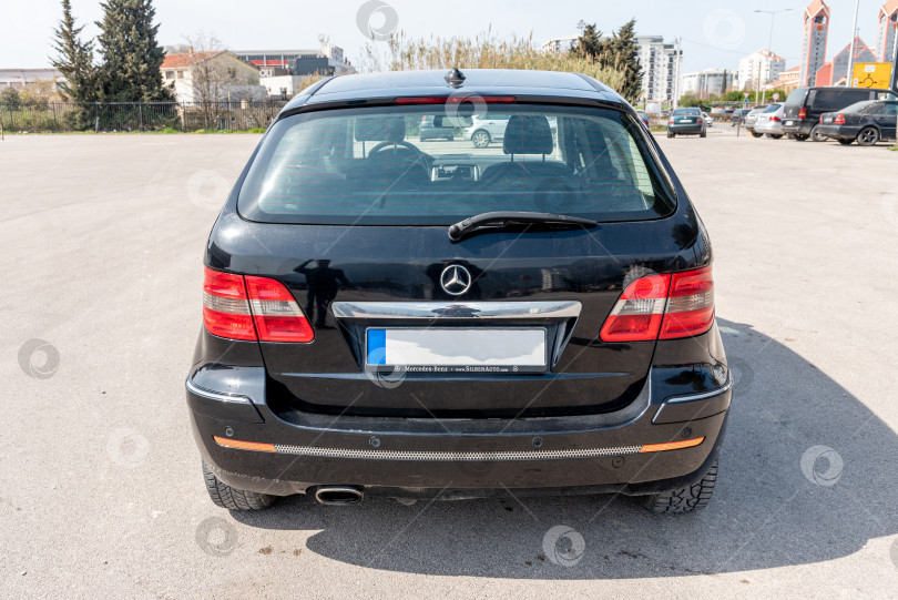 Скачать Бар, Черногория, март 2026 года, вид автомобиля Mercedes Benz b200 снаружи на парковке фотосток Ozero