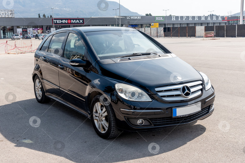 Скачать Бар, Черногория, март 2026 года, вид автомобиля Mercedes Benz b200 снаружи на парковке фотосток Ozero