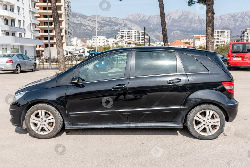 Скачать Бар, Черногория, март 2026 года, вид автомобиля Mercedes Benz b200 снаружи на парковке фотосток Ozero
