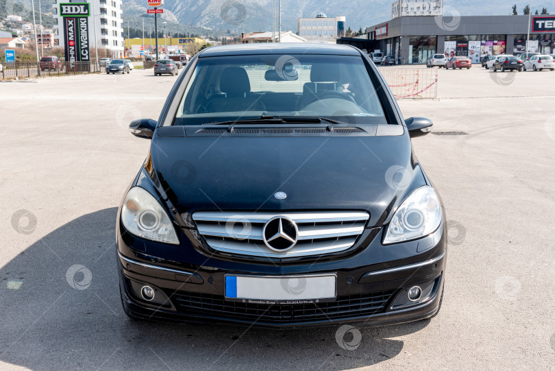 Скачать Бар, Черногория, март 2026 года, вид автомобиля Mercedes Benz b200 снаружи на парковке фотосток Ozero