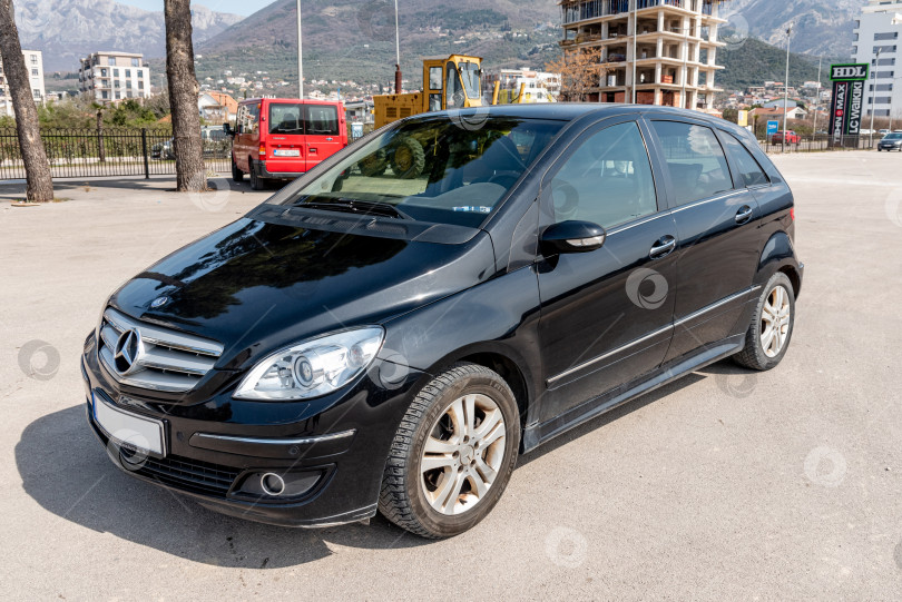 Скачать Бар, Черногория, март 2026 года, вид автомобиля Mercedes Benz b200 снаружи на парковке фотосток Ozero