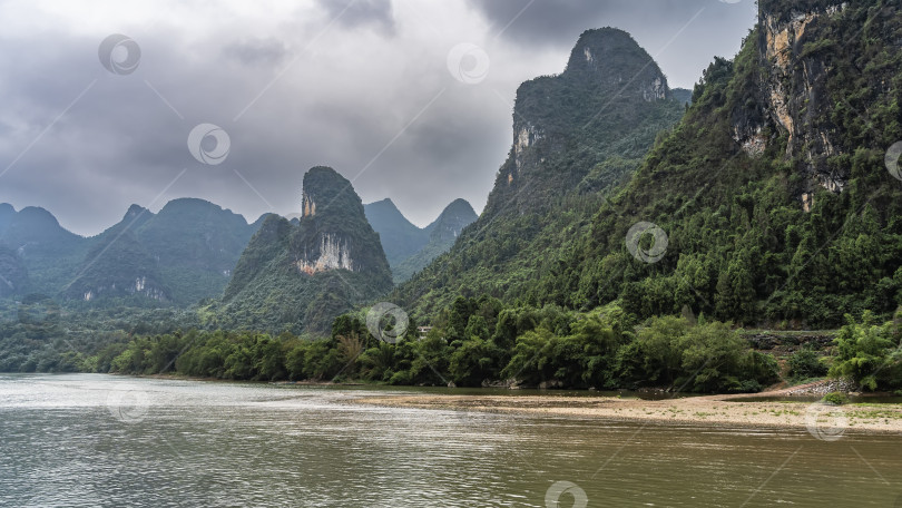 Скачать Живописный речной пейзаж. Рябь, отражения на спокойной воде. фотосток Ozero