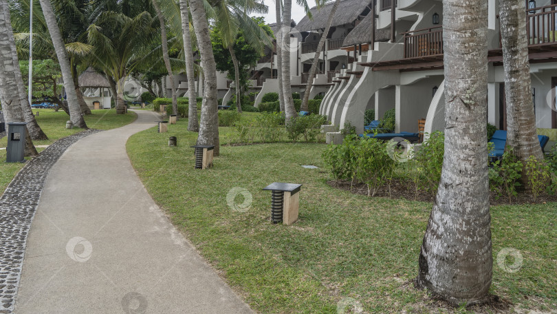 Скачать Пешеходная дорожка вьется по зеленому газону. фотосток Ozero