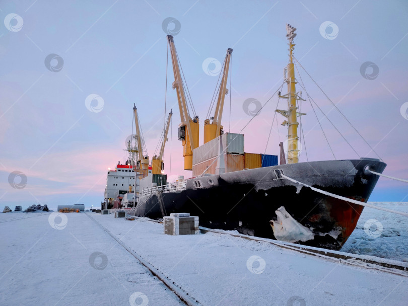Скачать Судно у причальной стены морского порта г Певек. Арктика. Зимняя навигация. фотосток Ozero