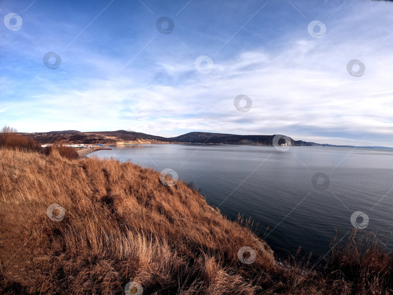Скачать Вид с возвышенности на бухту Гертнера. Спокойная гладь моря, осень, легкая облачность. Море остывает, готовится к покрытию льдом, уже через месяц. фотосток Ozero